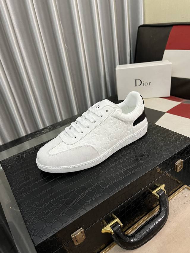 出厂价： Dior 迪奥中帮休闲运动鞋专柜同步上线延续 Di*R的经典款式。鞋面选用印花效果搭配原版牛皮革制作，“Cd Icon”造型的鞋带孔眼巧妙精致，双色橡